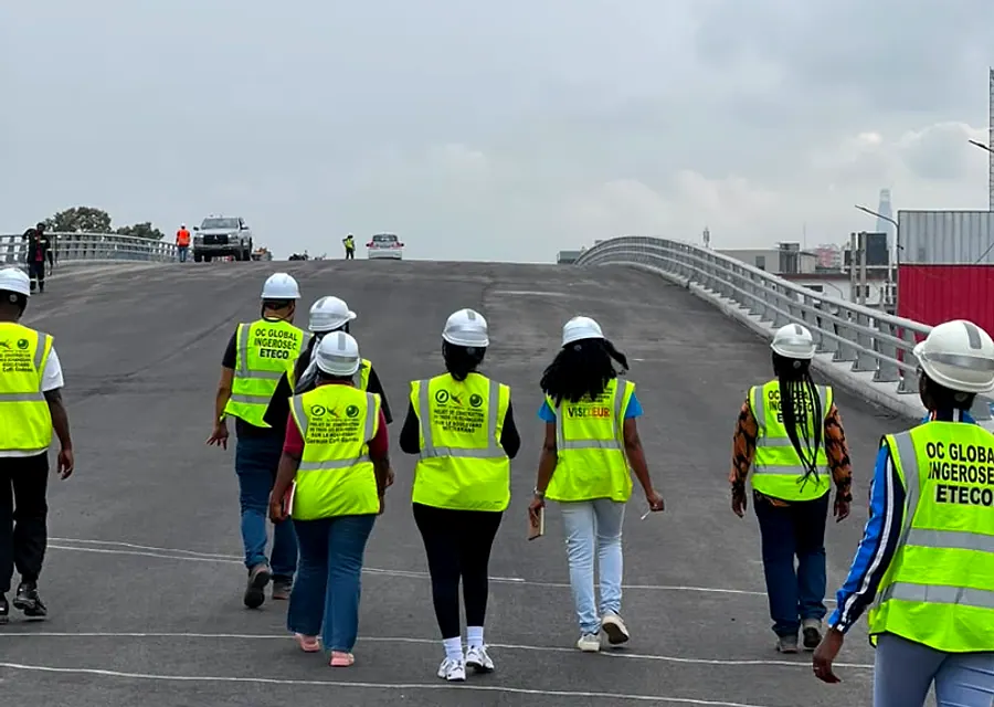 Les étudiants marchent sur l'ouvrage en construction