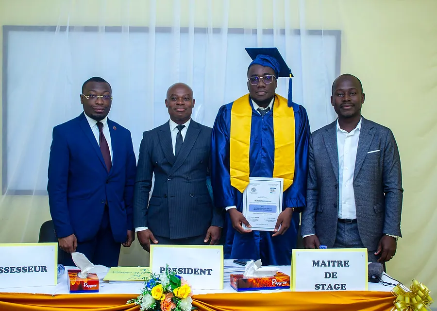 Un diplômé du Master 2 entouré de son jury de soutenance