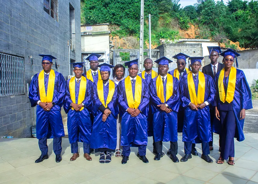 Les diplômés du Master 2 en toge, réunis dans la cour