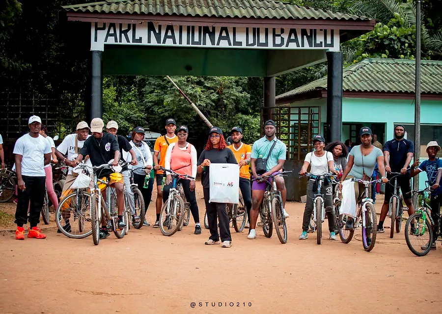 Les participants réunis à l'entrée du Parc National du Banco