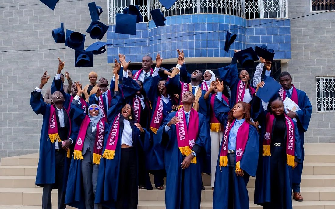 Les diplômés de l'UFR Sciences Juridiques lancent leur coiffe devant le bâtiment de l'université