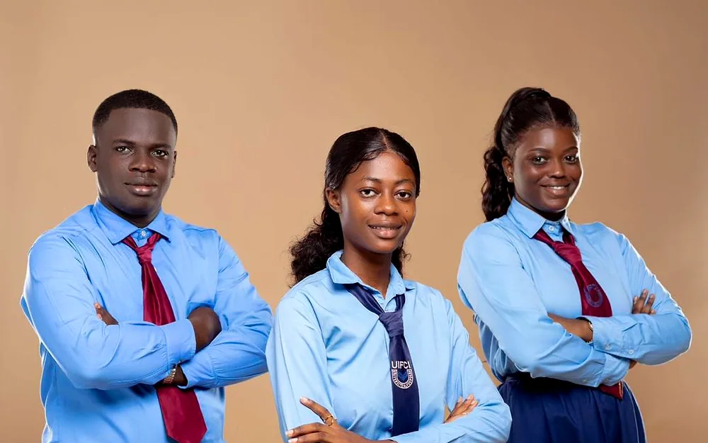 Trois étudiants de l'université en chemise et cravate