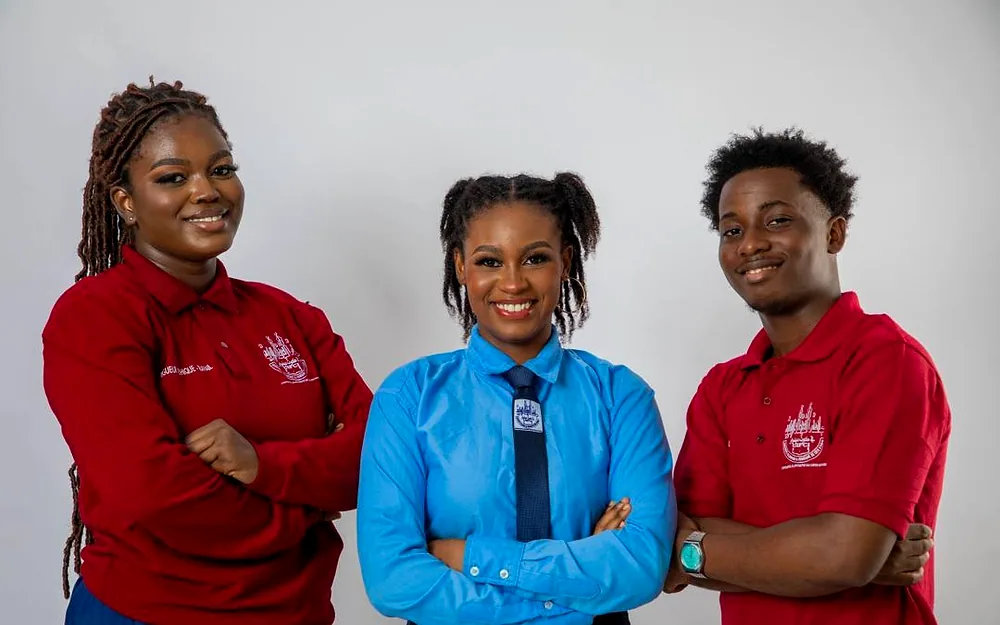 Trois étudiants de l'université en polo bordeaux et chemise bleue